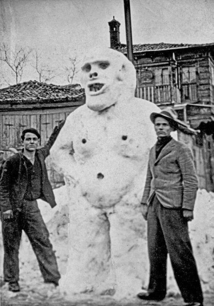 Я — художник, я тaк вижу. Снеговик в Стамбуле. Турция. 1929 г.