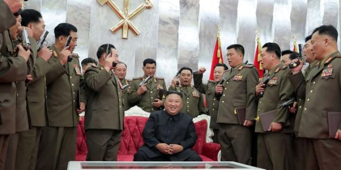 История одного фото: Ким Чен Ын и его верные пистолеты