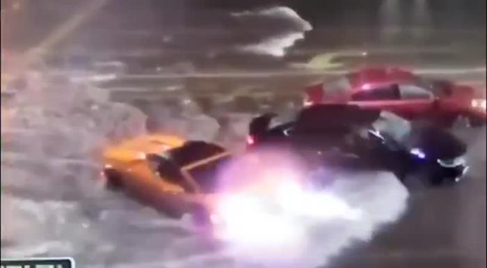 Lamborghini едет под под водой затопленного штормом Майами