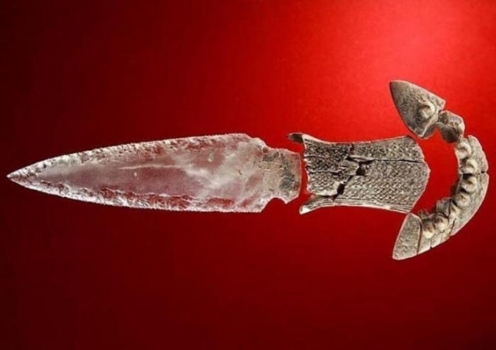 Обнаружен редкий хрустальный кинжал возрастом 5000 лет