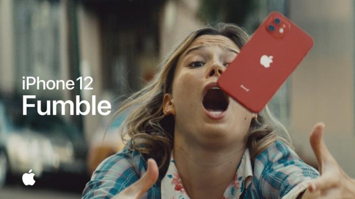 «Расслабьтесь, это iPhone»: Apple выпустила рекламу о «суперпрочном» стекле в iPhone 12