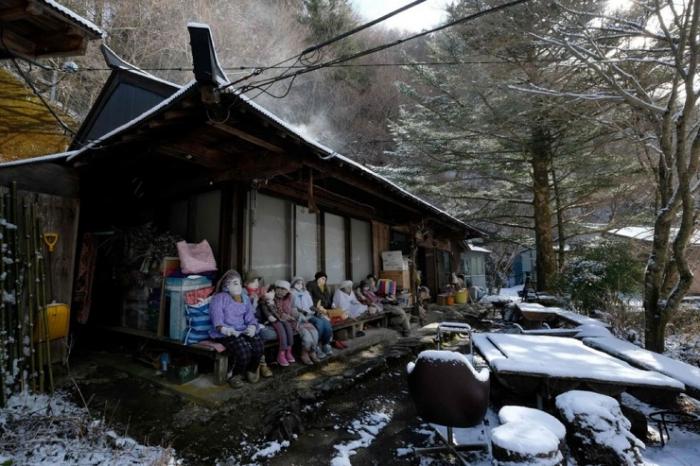 Старушка из Японии делает куклы взамен умерших соседей: ее деревня — самое и милое жуткое место одновременно