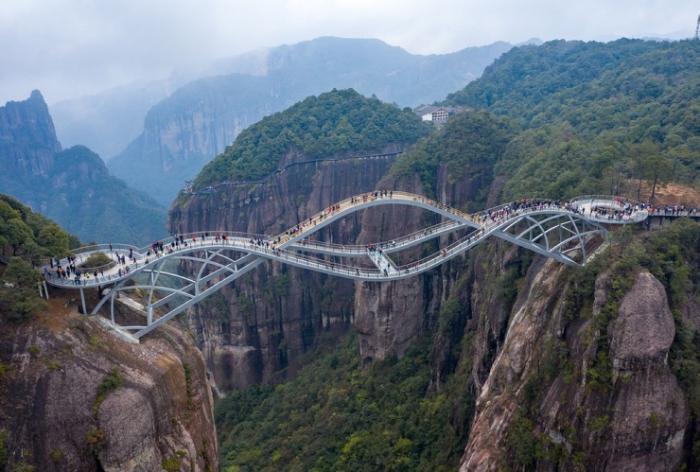 В Китае открылся 100-метровый "изгибающийся" стеклянный мост