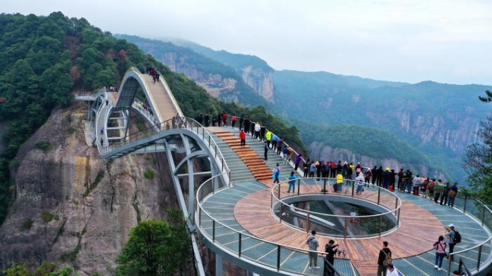 В Китае открылся 100-метровый "изгибающийся" стеклянный мост