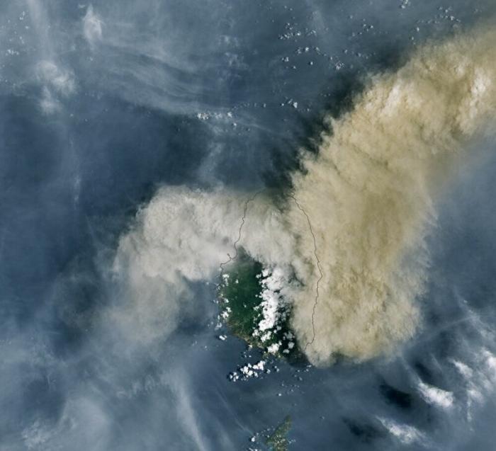 Извержение карибского вулкана Суфриер. Фото NASA