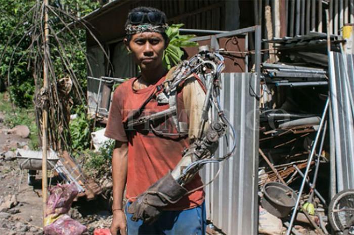 Индонезийский мужчина сделал «бионическую руку» из металлолома