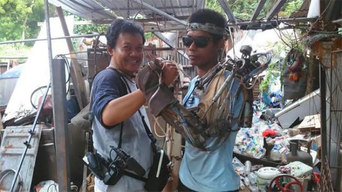 Индонезийский мужчина сделал «бионическую руку» из металлолома