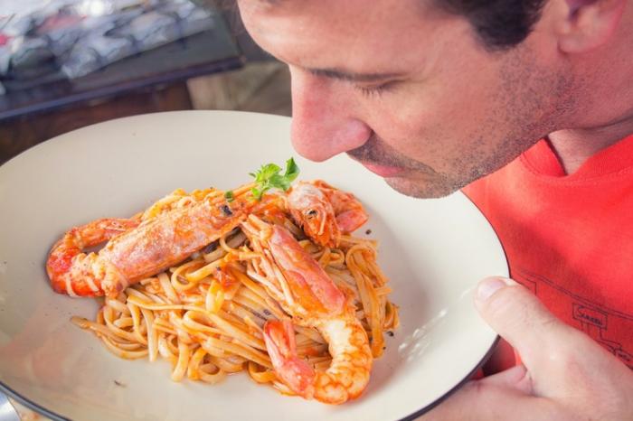 Исследование показало, что запах еды становится слабее, если человек недавно поел