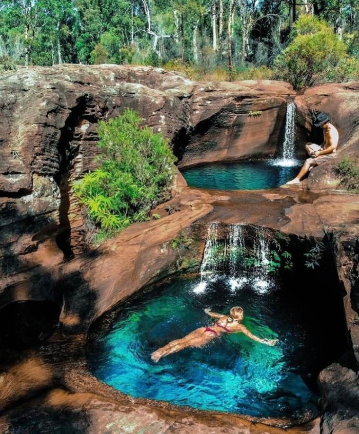 Впечатляющий оазис с бирюзовой водой под водопадом в Австралии