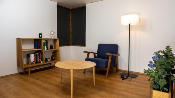 В Японии создали комнату, которая заряжает смартфоны и ноутбуки по воздуху без проводов