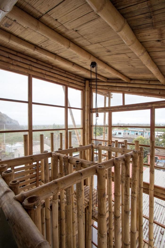 Эндемичный дом из бамбука на берегу океана в Эквадоре