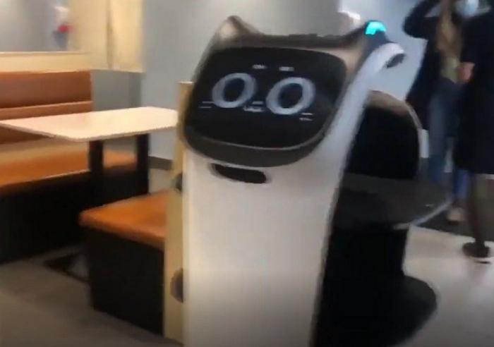 В Британии сеть китайских ресторанов заменила официантов роботами