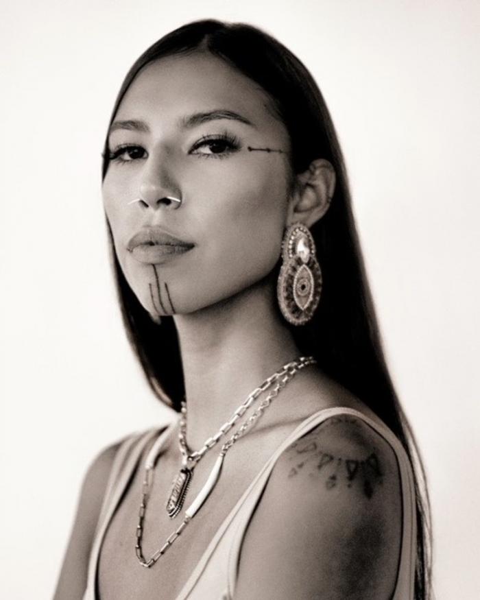 Куанне Чейзингхорс - коренная американка, которая не могла пробиться в модную индустрию из-за своих корней