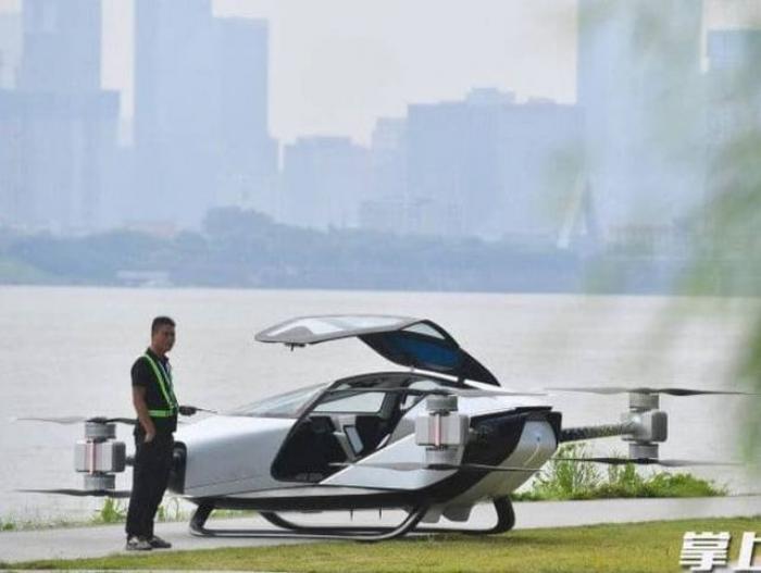 В Китае летающий автомобиль XPeng X2 совершил первый полет