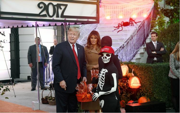 Трамп с женой отметили Хеллоуин в Белом доме