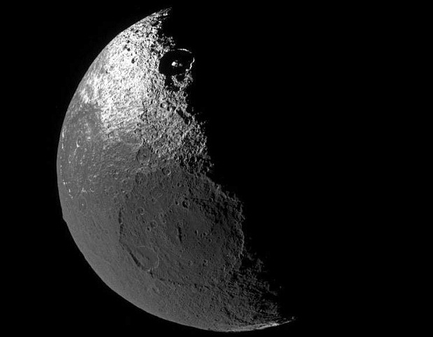 На спутнике Сатурна обнаружены восьмидесятикилометровые ледовые оползни
