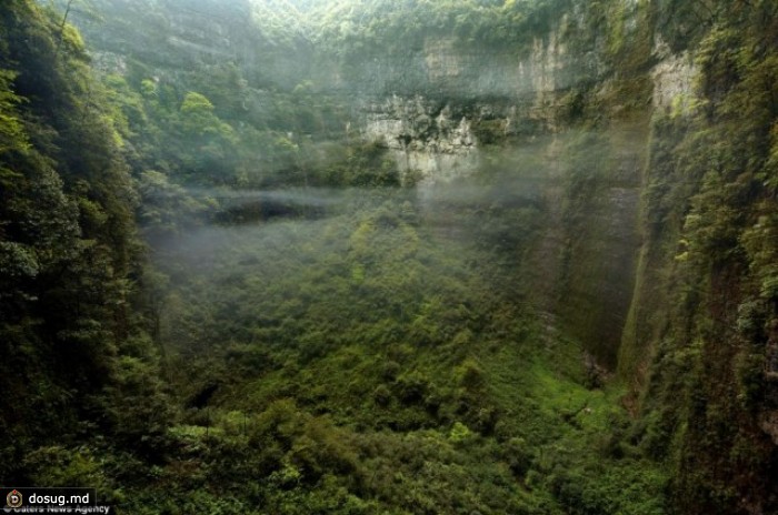 Огромная пещера в Китае.