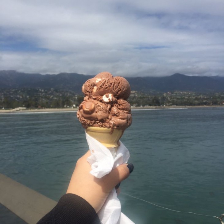 Студентка решила сделать фото мороженого на фоне океана