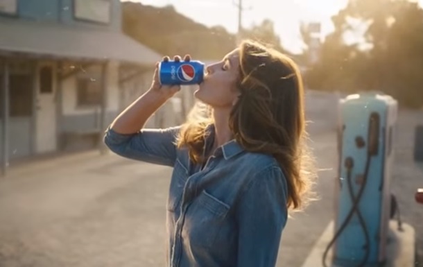 Синди Кроуфорд повторно снялась в рекламе Pepsi