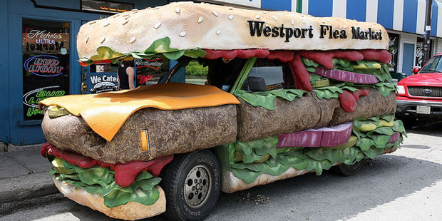 Большой сэндвич на колесах