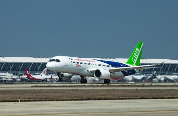 В Китае совершил первый полет конкурент Airbus и Boeing