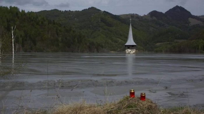 Румынская деревня, затопленная водами токсичного озера