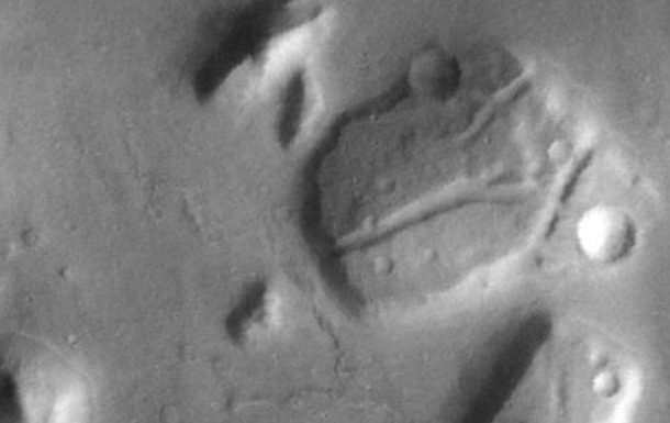 NASA нашло "голову динозавра" на Марсе