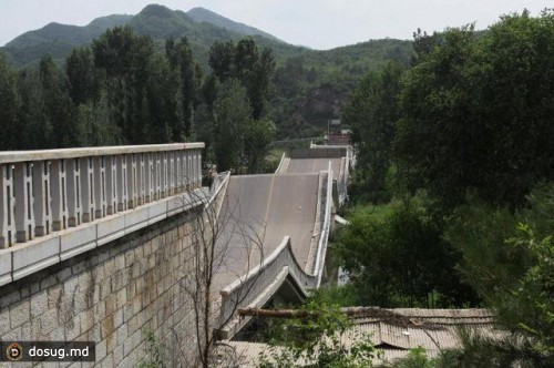 Мост в Китае рухнул под весом грузовика