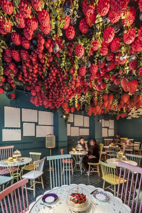 Ресторан десертов с ягодами на потолке в Барселоне