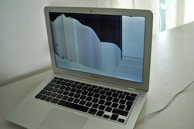 Apple бесплатно заменит дефектные дисплеи на MacBook