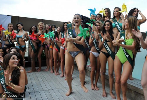 Участницы «Мисс Земля 2012» в купальниках