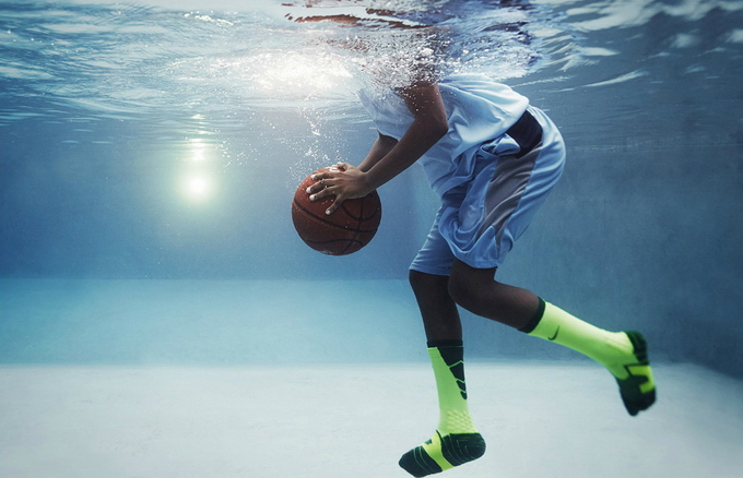 Дети занимаются спортом под водой в объективе