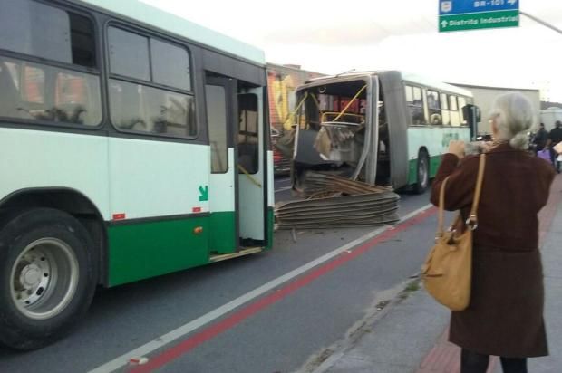 Пассажирский автобус разорвало на две части во время поездки