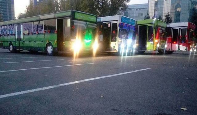 Алматинские водители автобусов организовали коллеге крутой свадебный кортеж