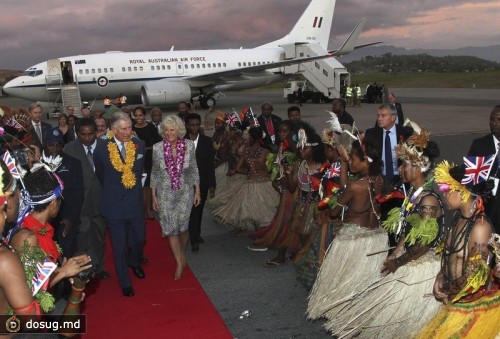 Принц Чарльз и леди Камилла на официальном приеме у каннибалов Папуа Новой Гвинеи