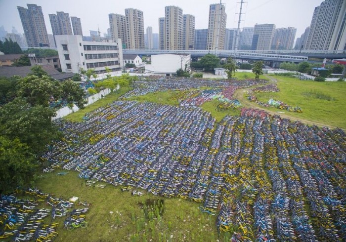 Свалка брошенных прокатных велосипедов в Китае