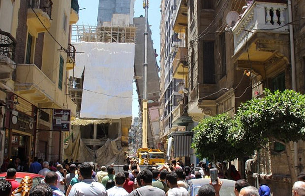 В Александрии многоэтажка упала и оперлась на соседний дом