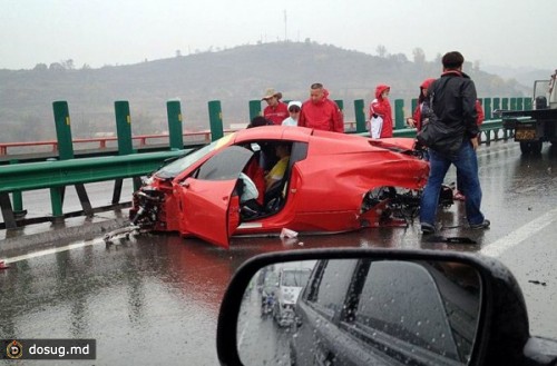 Два новых Ferrari гоняли по трассе и разбились в хлам