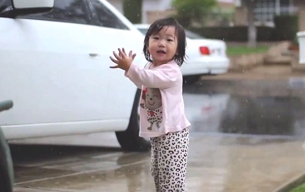 Интернет покоряет видео с девочкой, впервые увидевшей дождь