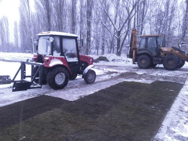 На саратовском стадионе газон постелили прямо на снег