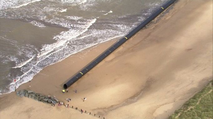 На британское побережье вынесло гигантские пластиковые трубы
