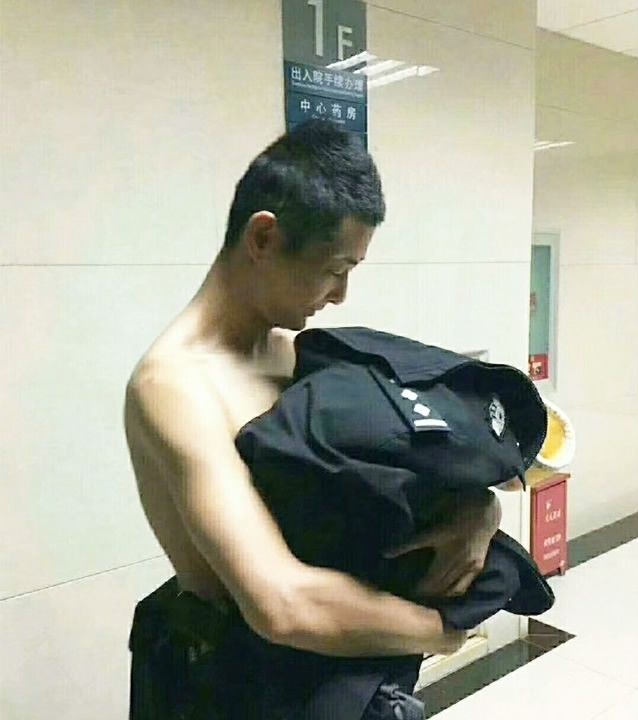 Полицейский спас брошенного в лесу новорожденного и укутал его в свою форму