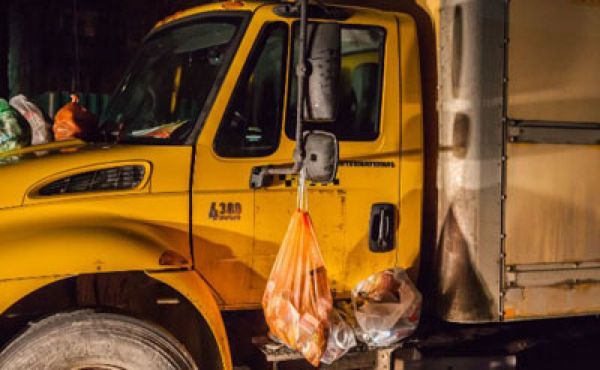 Жители многоэтажки украсили грузовик водятла пакетами с мусором
