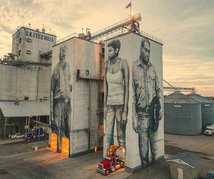 Огромные портреты на здании завода в Арканзасе