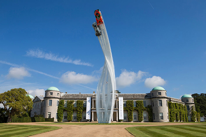 Лондонский художник создал 40-метровую скульптуру с двумя гоночными авто Mazda
