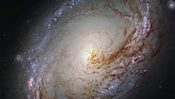 "Хаббл" сделал новое изображение ассиметричной галактики Мессье 96