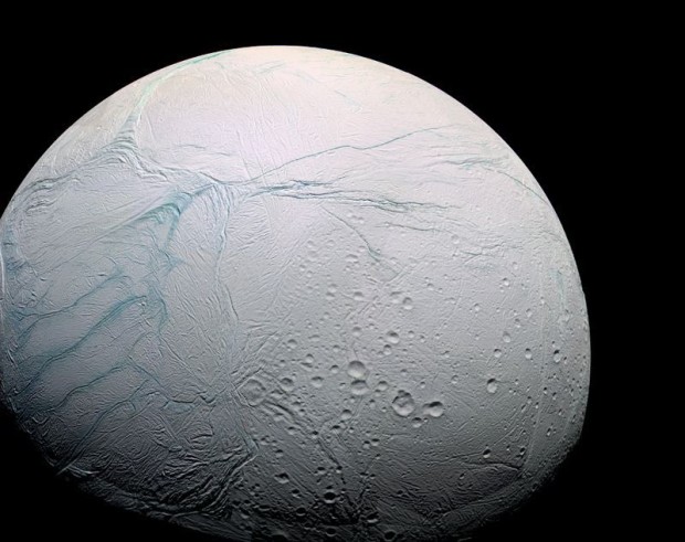Подо льдами спутника Сатурна ученые нашли океан в котором может быть жизнь