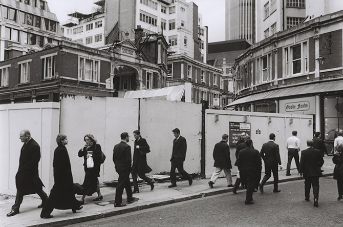 «Потерянные в городе» в черно-белых фотографиях Николаса Сака