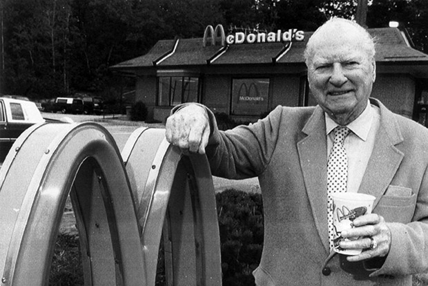 Рэй Крок, основатель McDonald’s, До 52 лет продавал бумажные стаканчики