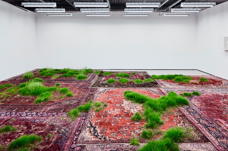 Трава проросшая сквозь персидские ковры